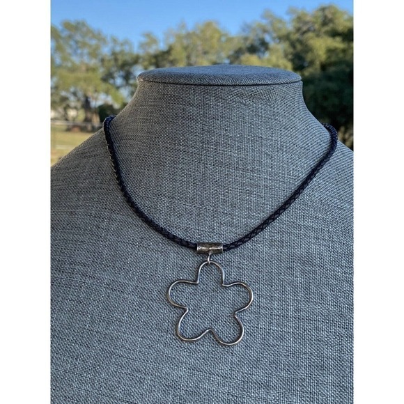 925 Silpada Necklace Flower Hammered Oxidized Pendant Black Leather ? Cord 16” - Picture 3 of 11